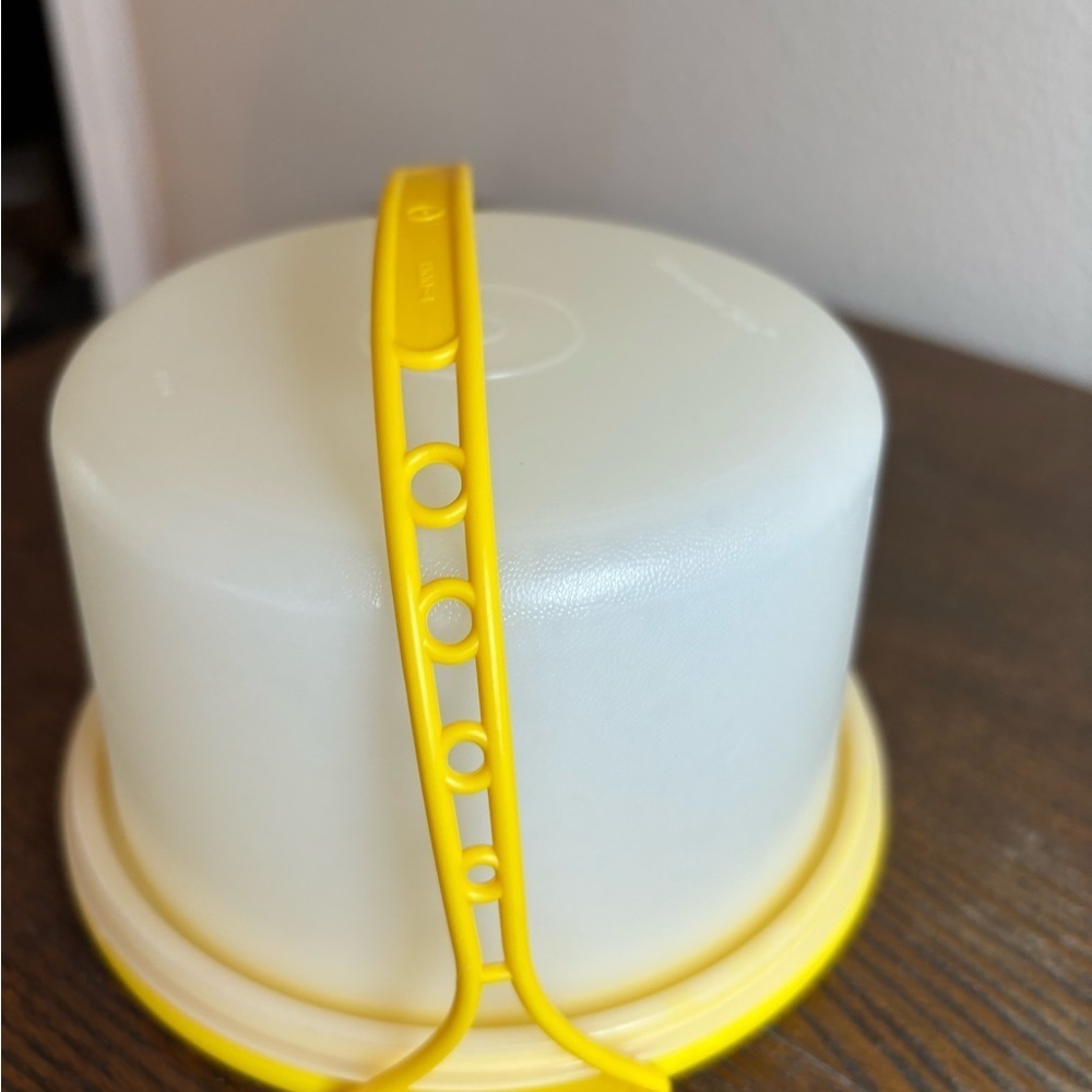 Vintage TUPPERWARE TOYS Kids MINI CAKE TAKER Carrier w/Lid & Handle Yellow 1498 - Picture 4 of 8